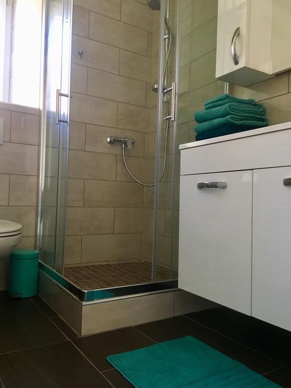 Appartement Douces Heures Avec Parking Couvert Prive Ле-Локль Экстерьер фото